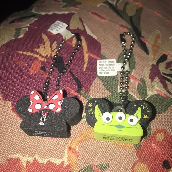 NWT Disney 2 small keychain ~ Minnie Mouse Ears Hat and Green alien Oooooh - Picture 2 of 8